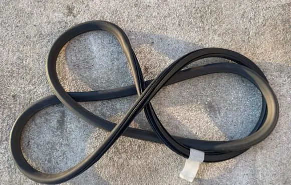 Opel Zafira C Front door rubber seal 13259937