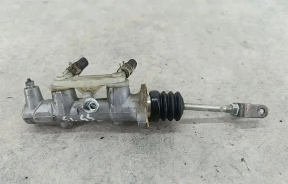 Toyota Prius (NHW20) Master brake cylinder 