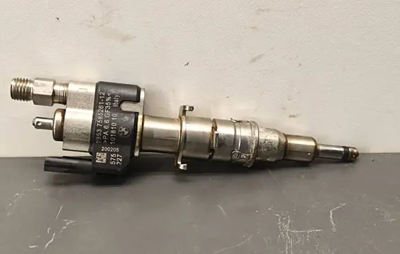 BMW 5 F10 F11 Fuel injector 7585261 10181010 PA66GF359