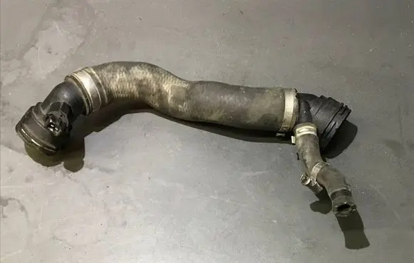 Engine coolant pipe/hose