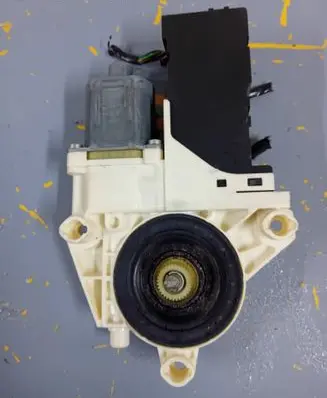 Peugeot 407 Front door window regulator motor 9663036580