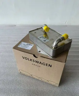 Volkswagen PASSAT B8 Engine oil radiator 0DD317019