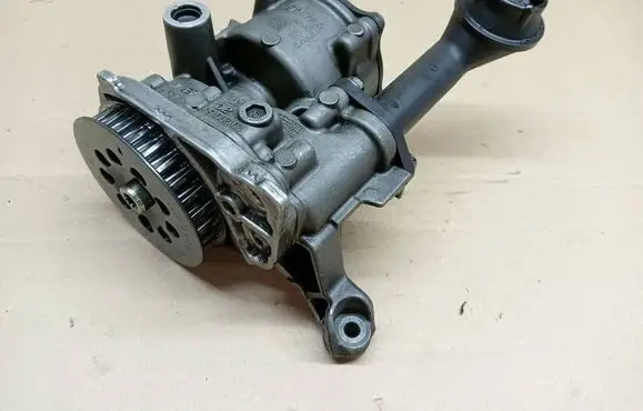 Volkswagen PASSAT B8 Oil pump 04L145208K