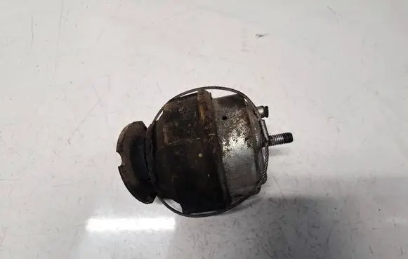 Volvo V70 Engine mount bracket 226738620
