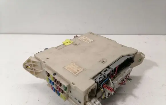 Lexus GS 300 350 430 450H Fuse module 8273030321 502240138
