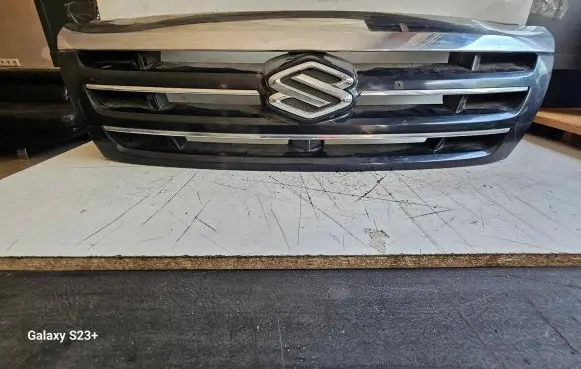 Suzuki Grand Vitara I Front bumper upper radiator grill 7211152D00