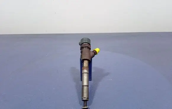 Toyota Yaris Fuel injector 236700N030