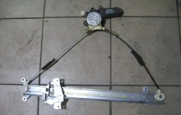 Mitsubishi Pajero Sport I Front door window regulator with motor NURODYKITEKURIPUSE