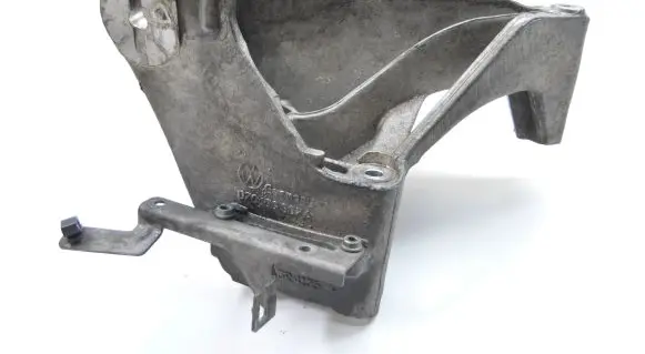 Volkswagen Touareg I Engine mounting bracket 070199307A