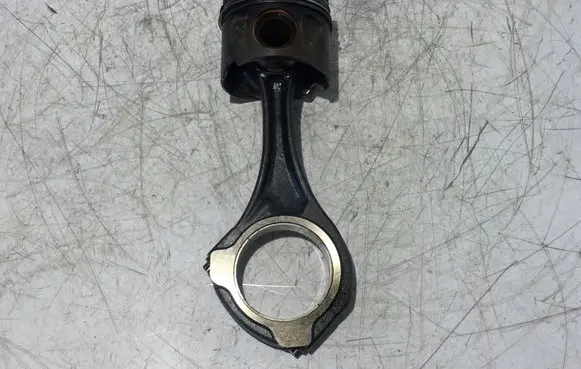 Mercedes-Benz Vito Viano W639 Piston with connecting rod