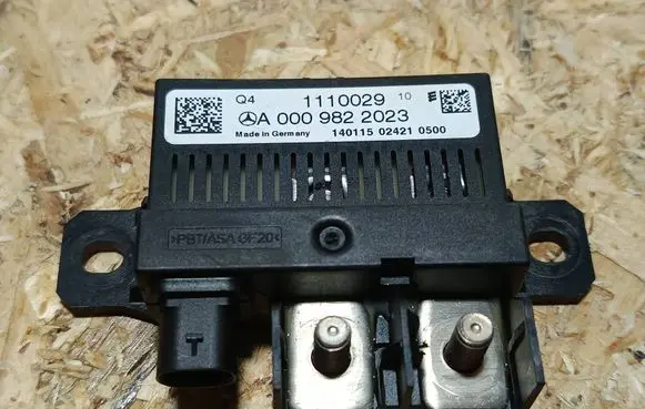 Mercedes-Benz C W204 Charging relay A0009822023 1110029