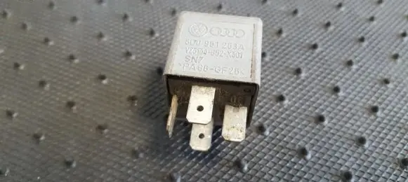 Volkswagen PASSAT B5 Other relay 8D0951253A V23134-B52-X301