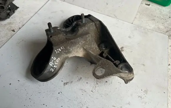 Audi A6 S6 C5 4B Engine mounting bracket 8E0199351F