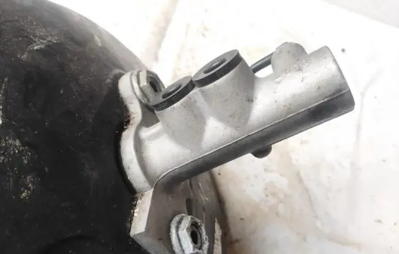 Volkswagen PASSAT B5 Master brake cylinder 8D0612105F