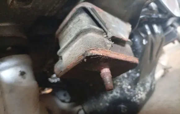 Subaru Legacy Engine mount bracket