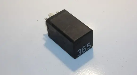 Volkswagen PASSAT B5 Other relay 8D0959257 05071100
