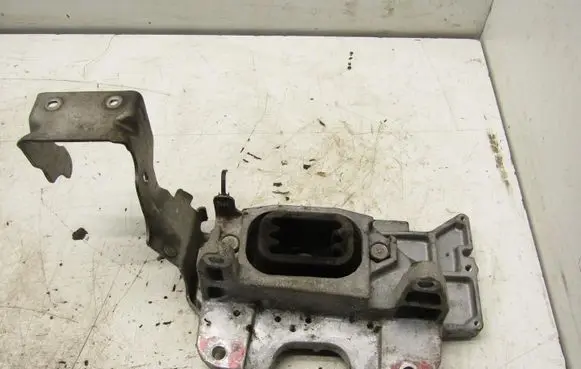 Nissan Pulsar Engine mount vacuum valve 1A0U3211