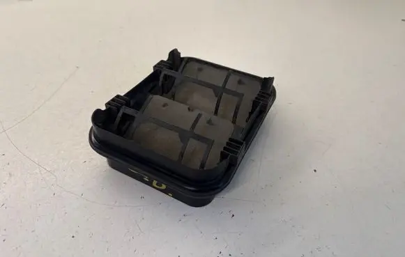 Opel Vivaro Quarter panel pressure vent 93862182