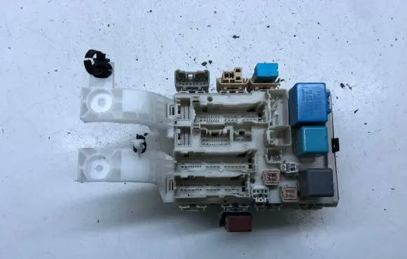 Toyota Yaris Fuse module 8273052321 605315281