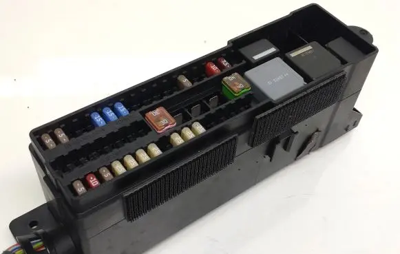 Ford Focus Fuse module AV6T14K131AB BU5T14B192AA 5M5T14B192EA