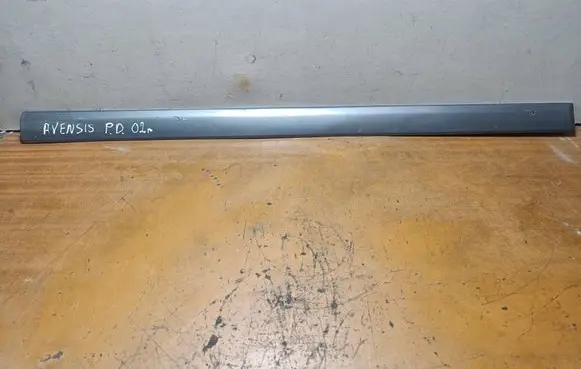 Toyota Avensis T220 Front door trim (molding) 7573105070