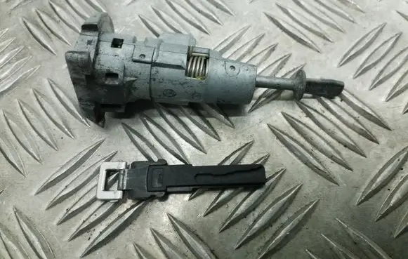 Volkswagen PASSAT B7 Front door lock (next to the handle) 3C0837167B 3C0837168B