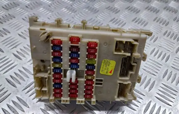 Nissan Primera Fuse box cover 24350AV700