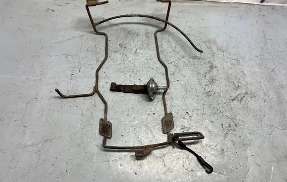 Opel Zafira B Spare wheel mounting bracket 