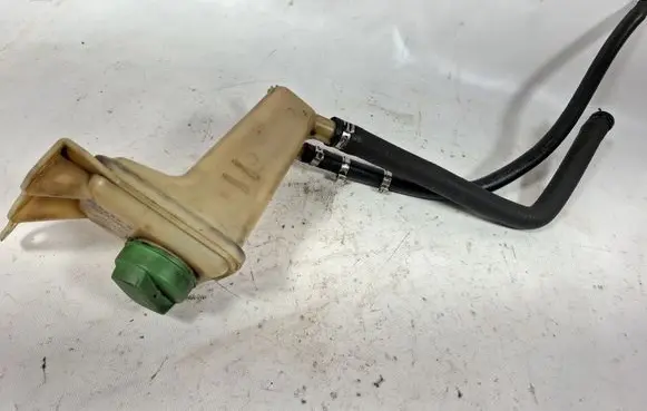 Volkswagen PASSAT B5 Power steering fluid tank/reservoir 8D0422373C