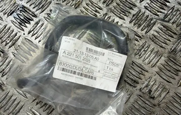 Mercedes-Benz S W221 Engine coolant pipe/hose A215012025