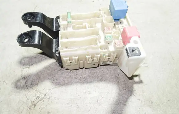 Toyota Avensis T270 Fuse module 8273005160B 300579E13