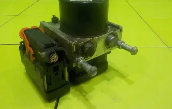 Mitsubishi Lancer VIII ABS Pump 4670A516