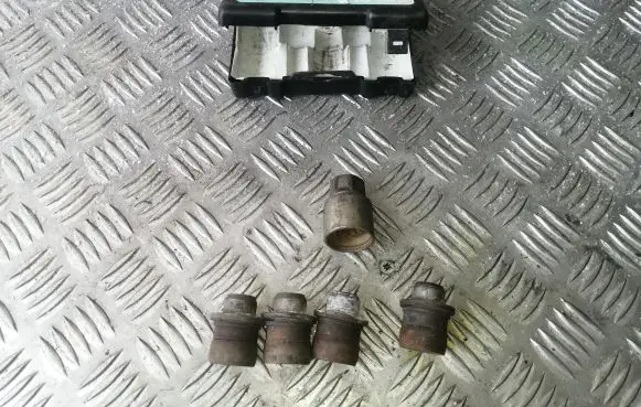 Toyota Corolla Verso AR10 Anti-theft wheel nuts and lock 