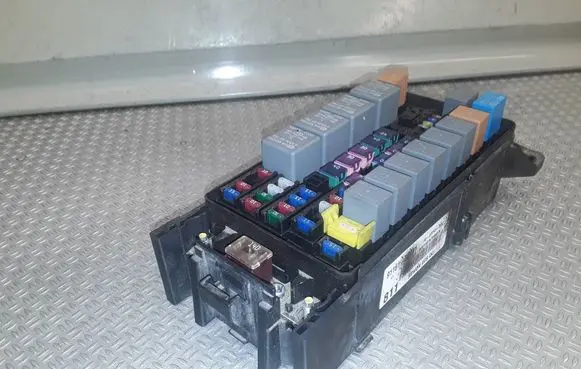 KIA Sorento Fuse module 911613e011