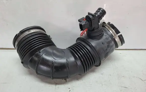 Opel Insignia A Air intake hose/pipe S27647789 55561787
