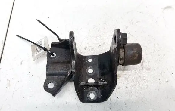 Engine mounting bracket