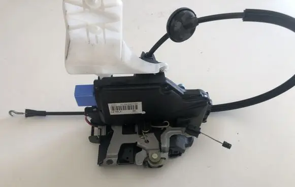 Volkswagen Touran I Rear door lock 7L0839015D
