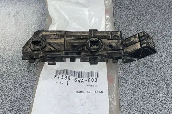 Honda CR-V Bumper support mounting bracket corner 71198-SWA-003