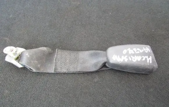 Mitsubishi Carisma Rear seatbelt buckle 980116