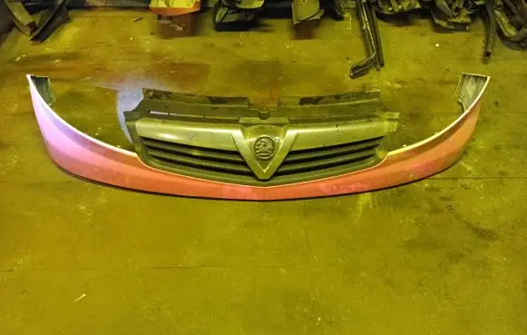 Opel Vivaro Front bumper upper radiator grill 623100248r