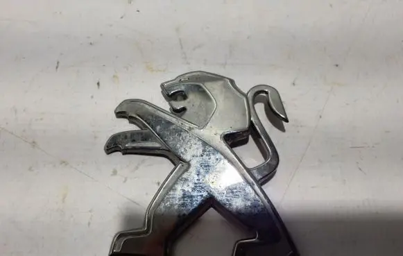 Manufacturer badge logo/emblem