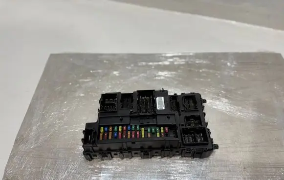 Ford Fusion II Fuse module JU5T15604BDJ JU5T15604