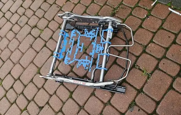 Opel Mokka B Front driver seat rail 