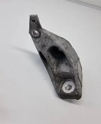 Toyota RAV 4 (XA50) Engine mounting bracket