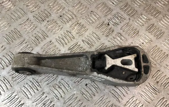 Volvo V40 Engine mount bracket