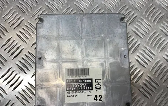 Toyota Avensis T220 Engine control unit/module 8966105420 MB1758005033 1758005033
