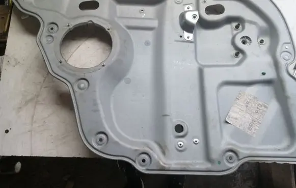 Volkswagen Touran I Rear window lifting mechanism without motor 1T0839729J