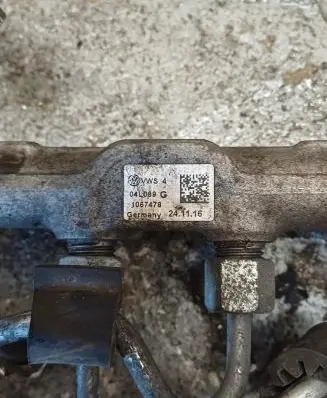 Volkswagen PASSAT B8 Fuel distributor 04L089G