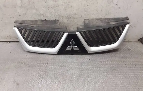 Mitsubishi Outlander Front bumper upper radiator grill 7450A037ZZ