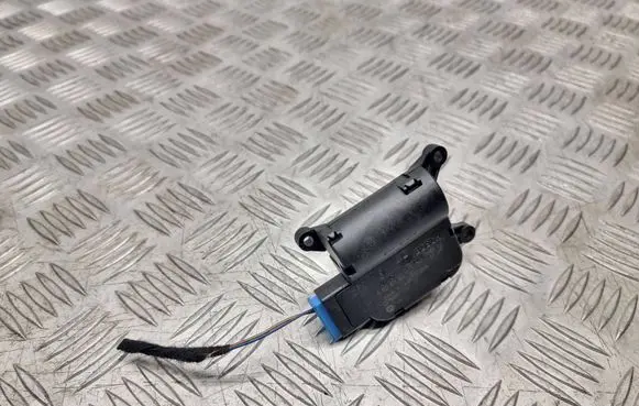 Volkswagen PASSAT B6 Air flap motor/actuator 0132801364 CZ116880 25110502